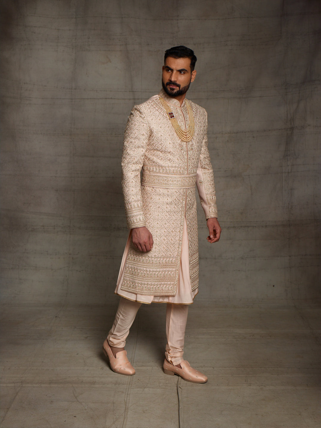 Heavy zardose sherwani with matching kamarbandh.